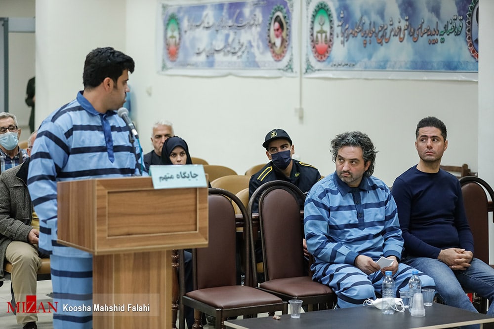 رسیدگی به اتهامات افرادی که بزرگراه اشرفی اصفهانی تهران را مسدود کردند/ نمایش فیلم اقدامات مجرمانه متهمان در دادگاه/ متهم دادگاه: فیلم اغتشاشات را به خارج از کشور ارسال می‌کردم