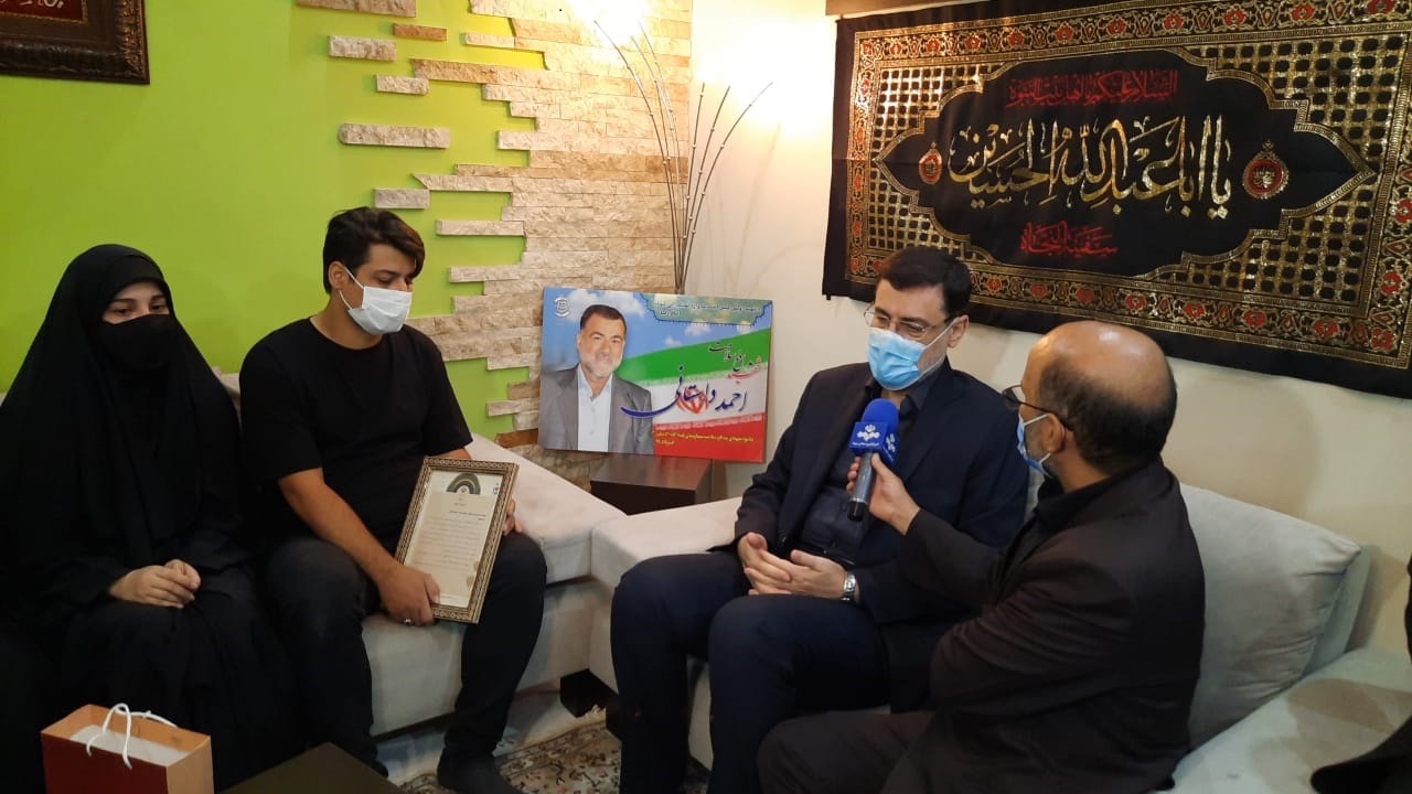 دیدار رئیس بنیاد شهید و امور ایثارگران با خانواده شهید مدافع سلامت «احمد داستانی»